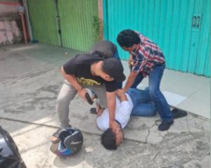 Foto : Polisi menangkap pelaku yang berkedok kurir paket yang membobol rumah warga saat mudik lebaran.