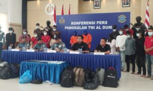 Foto : Konferensi Pers yang digelar Lanal Dumai terkait keberhasilan upaya penggagalan penyeludupan Pekerja Migran Indinesia.