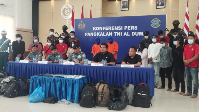 Foto : Konferensi Pers yang digelar Lanal Dumai terkait keberhasilan upaya penggagalan penyeludupan Pekerja Migran Indinesia.