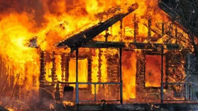 Foto : Ilustrasi rumah terbakar. (Dok: Google)