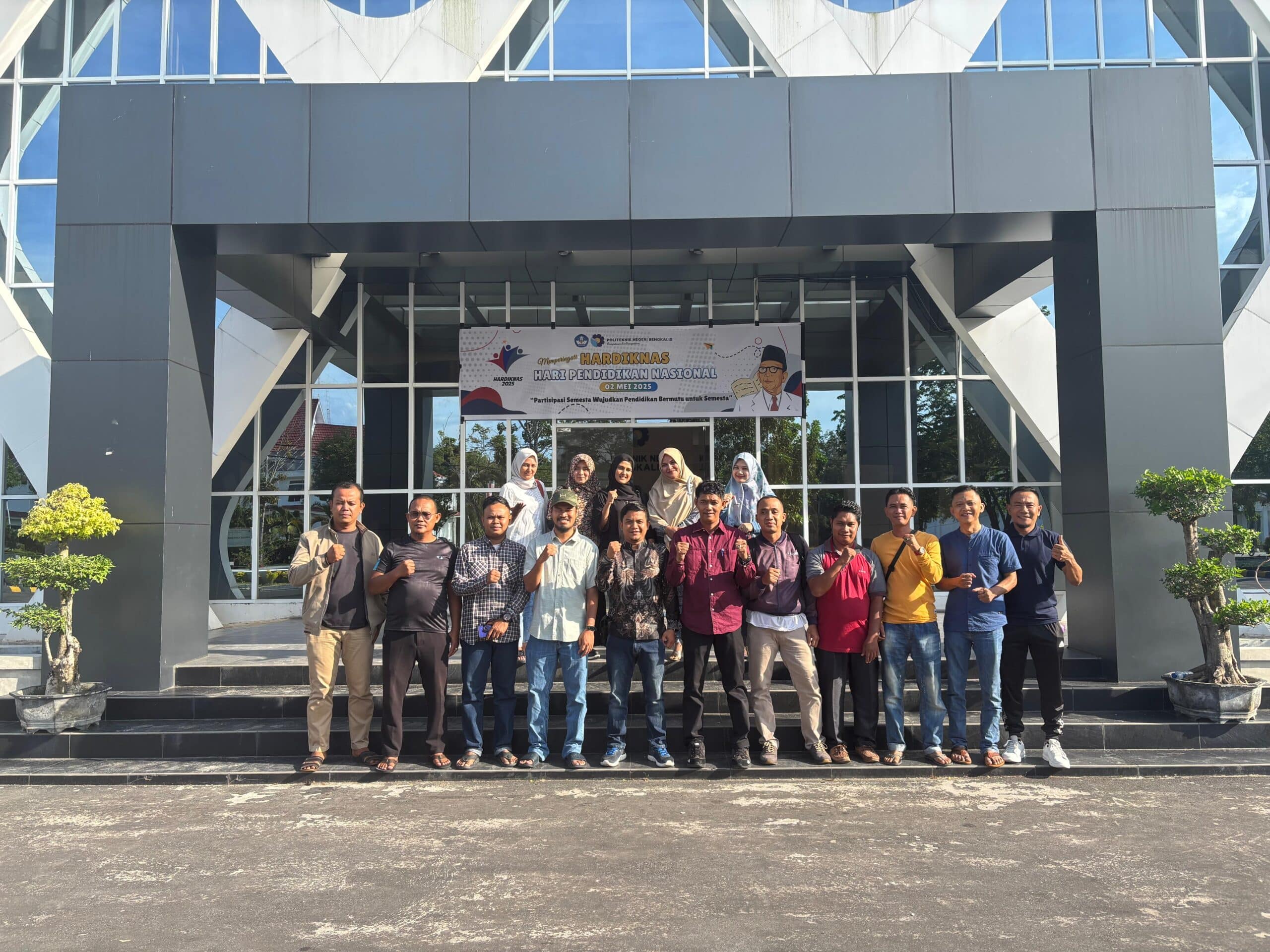 Foto : Para peserta rapat perdana penyusunan struktur Kepengurusan IKA Alumni Polbeng.