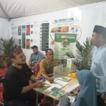Foto : Perwakilan Apical sedang melayani masyarakat di stand Dumai Expo 2025.