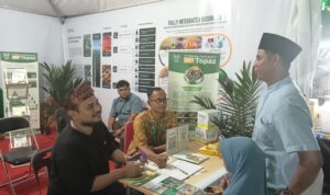 Foto : Perwakilan Apical sedang melayani masyarakat di stand Dumai Expo 2025.