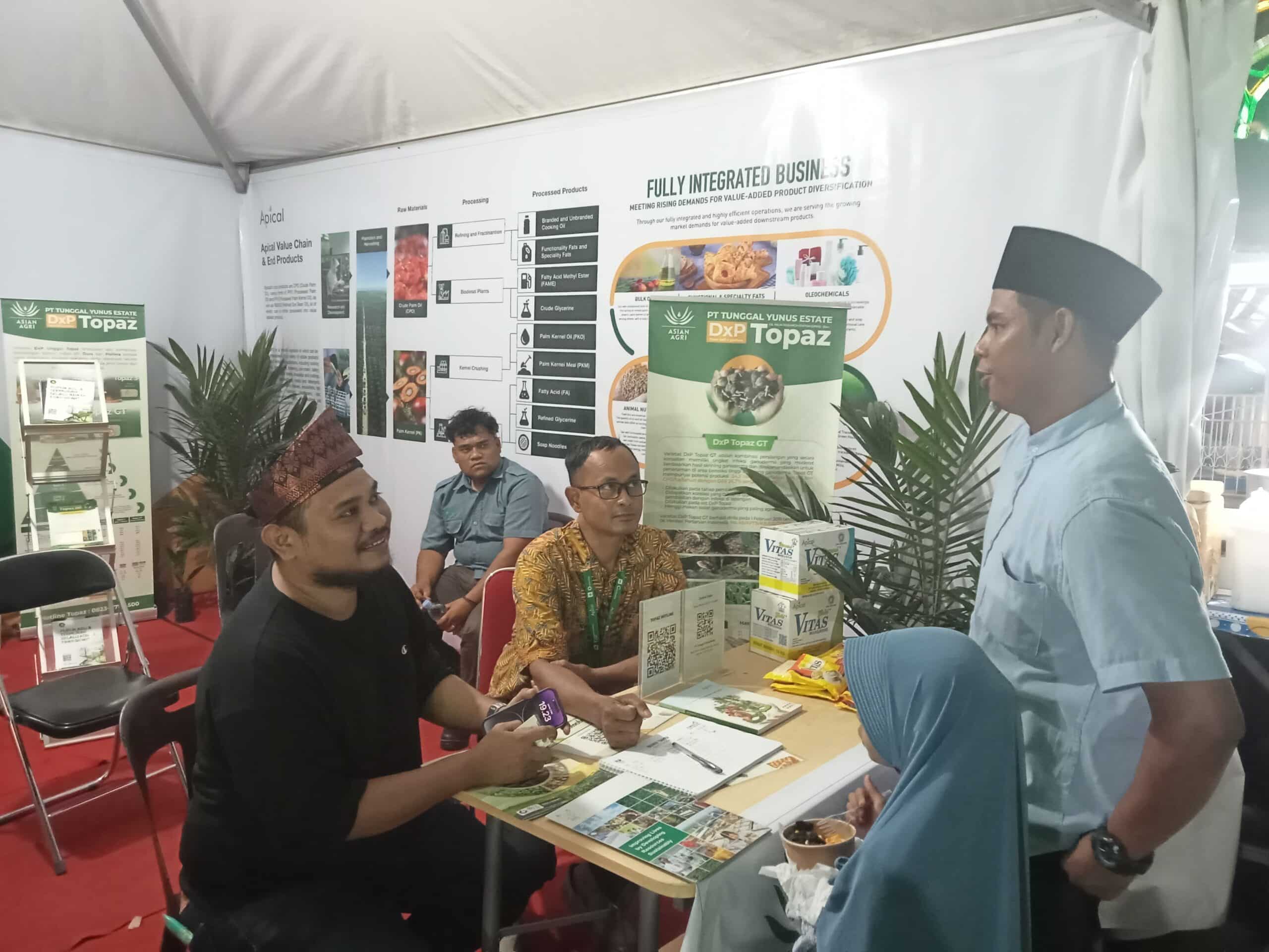 Foto : Perwakilan Apical sedang melayani masyarakat di stand Dumai Expo 2025.