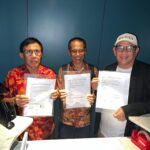 Foto : Ketua Umum PWI hasil Kongres Bandung, Hendry Ch Bangun (kiri) dan Ketua Umum PWI hasil KLB Zulmansyah Sekedang (kanan) serta anggota Dewan Pers Dahlan Dahi (tengah).