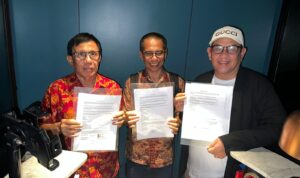Foto : Ketua Umum PWI hasil Kongres Bandung, Hendry Ch Bangun (kiri) dan Ketua Umum PWI hasil KLB Zulmansyah Sekedang (kanan) serta anggota Dewan Pers Dahlan Dahi (tengah).