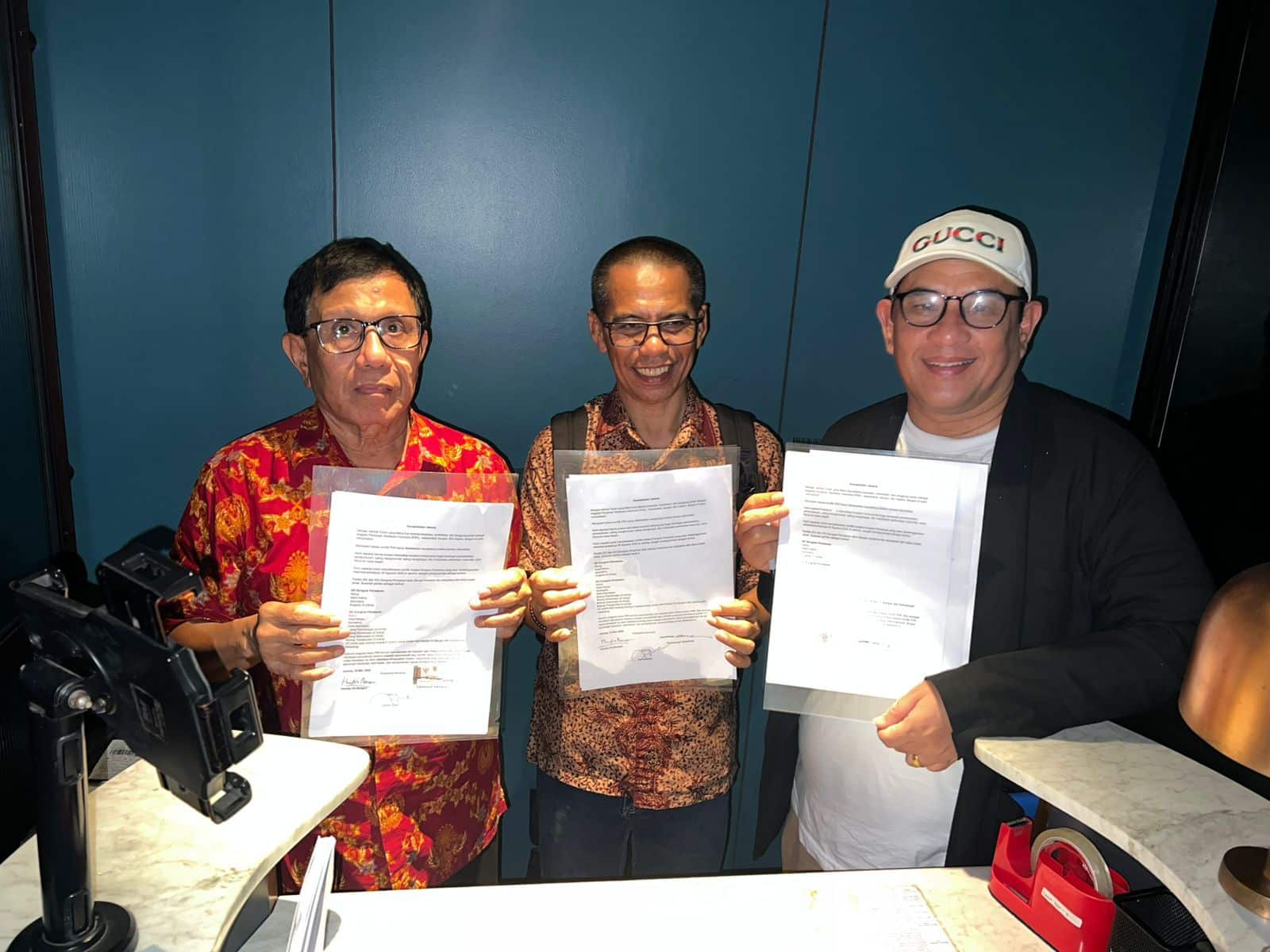 Foto : Ketua Umum PWI hasil Kongres Bandung, Hendry Ch Bangun (kiri) dan Ketua Umum PWI hasil KLB Zulmansyah Sekedang (kanan) serta anggota Dewan Pers Dahlan Dahi (tengah).