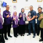 Foto : Eko Saputra, S.H., M.H menyerahkan buku karyanya ke Kepala Dinas Perpustakaan dan Kearsipan Daerah Kota Dumai, R. Dona Fitri Illahi, S.K.M., M.Si.