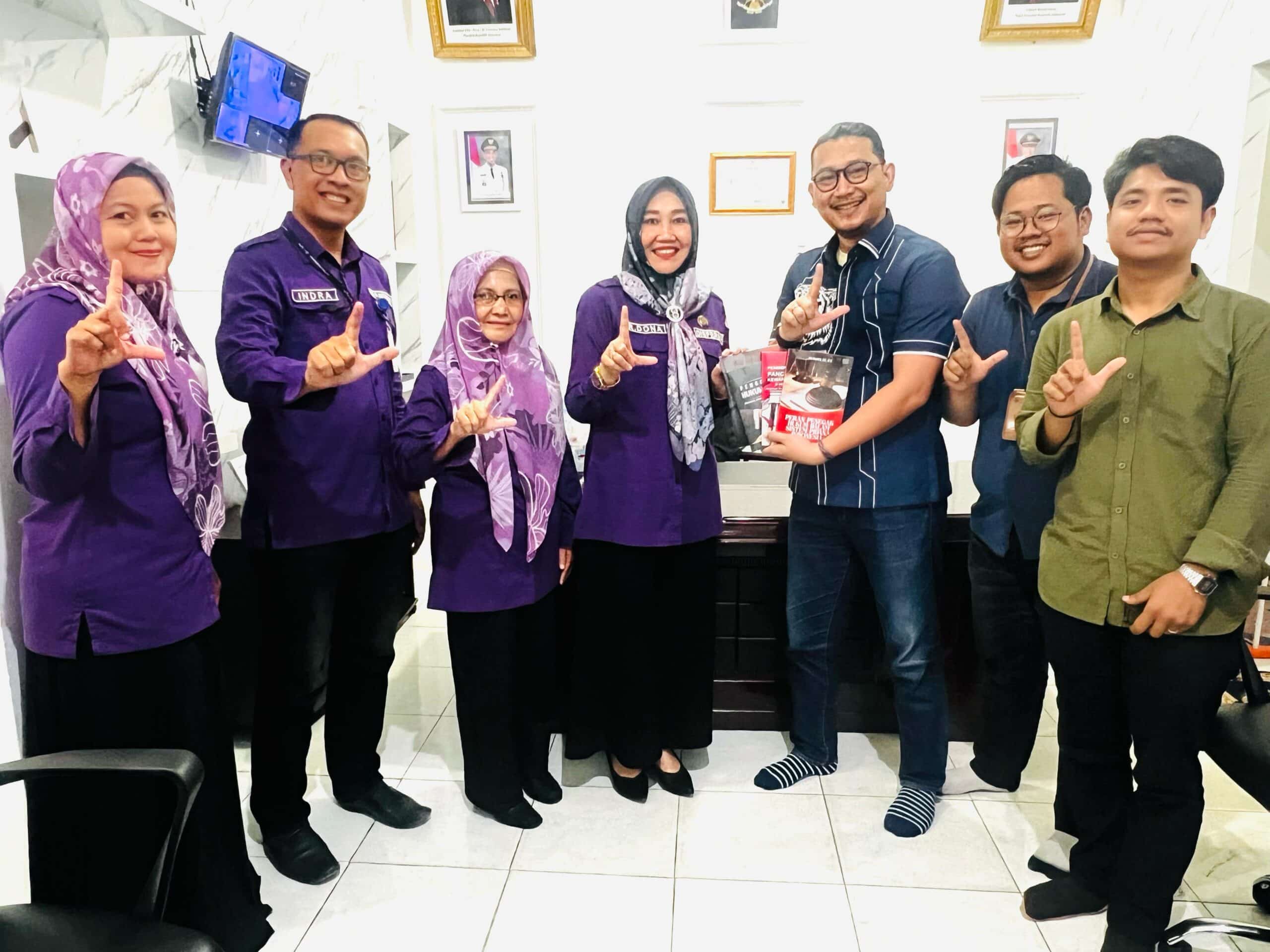 Foto : Eko Saputra, S.H., M.H menyerahkan buku karyanya ke Kepala Dinas Perpustakaan dan Kearsipan Daerah Kota Dumai, R. Dona Fitri Illahi, S.K.M., M.Si.