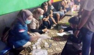 Foto : Petugas BNN K Dumai saat memeriksa pengunjung dan pekerja di tempat hiburan malam.