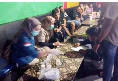 Foto : Petugas BNN K Dumai saat memeriksa pengunjung dan pekerja di tempat hiburan malam.