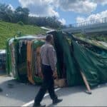 Foto : Petugas Kepolisian sedang turun ke lokasi kecelakaan lalu lintas antara Mitsubishi Colt Diesel dengan Mitsubishi Fuso di Tol Permai Dumai - Pekanbaru.