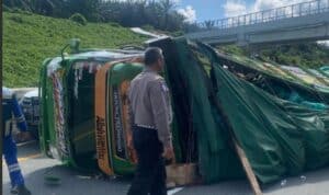 Foto : Petugas Kepolisian sedang turun ke lokasi kecelakaan lalu lintas antara Mitsubishi Colt Diesel dengan Mitsubishi Fuso di Tol Permai Dumai - Pekanbaru.