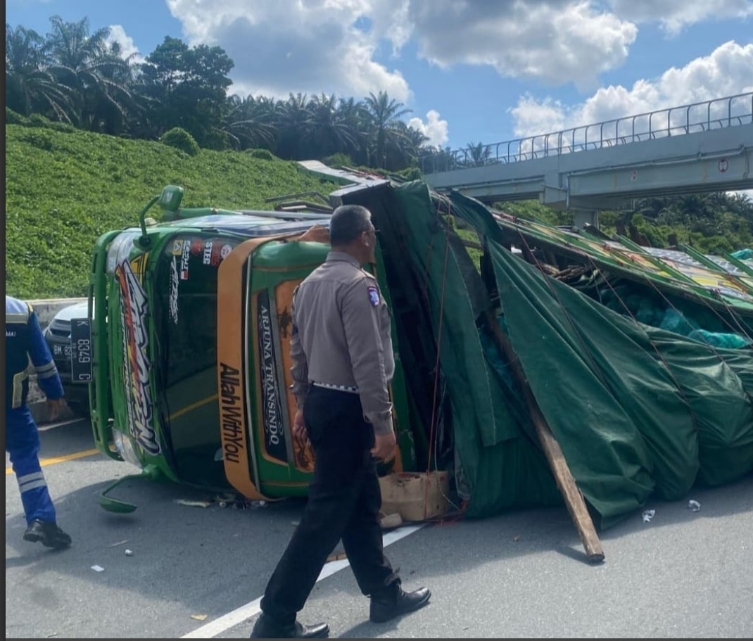 Foto : Petugas Kepolisian sedang turun ke lokasi kecelakaan lalu lintas antara Mitsubishi Colt Diesel dengan Mitsubishi Fuso di Tol Permai Dumai - Pekanbaru.