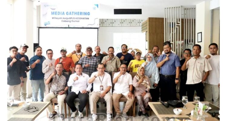 Foto : Kepala BPJS Kesehatan Kota Dumai dan jajaran bersama para wartawan.