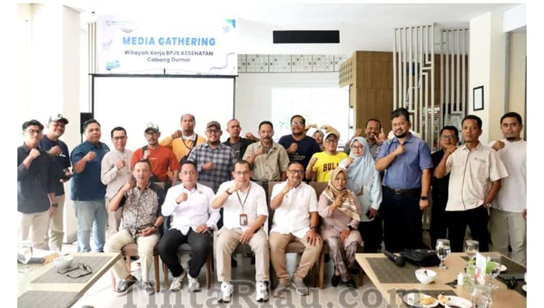 Foto : Kepala BPJS Kesehatan Kota Dumai dan jajaran bersama para wartawan.