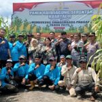 Foto : Waka Polres Dumai, Kompol Rahmadsyah,S.Kom, SIK, MIK didampingi Kepala Dinas Pertanian dan Ketahanan pangan, Mukhlis Suzantri, Kapolsek Medang Kampai, AKP Hermawan, SH, Camat Medang Kampai, Indra Gunawan, S.Sos, M.P, Anggota DPRD Dumai, Yuhandri, S.P dan Lurah Teluk Makmur Zulkifli, SKM, serta Ketua Poktan Al Madani, Faisal Fahmi.
