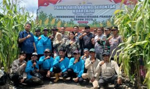 Foto : Waka Polres Dumai, Kompol Rahmadsyah,S.Kom, SIK, MIK didampingi Kepala Dinas Pertanian dan Ketahanan pangan, Mukhlis Suzantri, Kapolsek Medang Kampai, AKP Hermawan, SH, Camat Medang Kampai, Indra Gunawan, S.Sos, M.P, Anggota DPRD Dumai, Yuhandri, S.P dan Lurah Teluk Makmur Zulkifli, SKM, serta Ketua Poktan Al Madani, Faisal Fahmi.