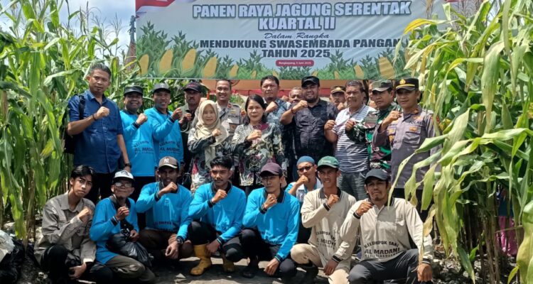 Foto : Waka Polres Dumai, Kompol Rahmadsyah,S.Kom, SIK, MIK didampingi Kepala Dinas Pertanian dan Ketahanan pangan, Mukhlis Suzantri, Kapolsek Medang Kampai, AKP Hermawan, SH, Camat Medang Kampai, Indra Gunawan, S.Sos, M.P, Anggota DPRD Dumai, Yuhandri, S.P dan Lurah Teluk Makmur Zulkifli, SKM, serta Ketua Poktan Al Madani, Faisal Fahmi.