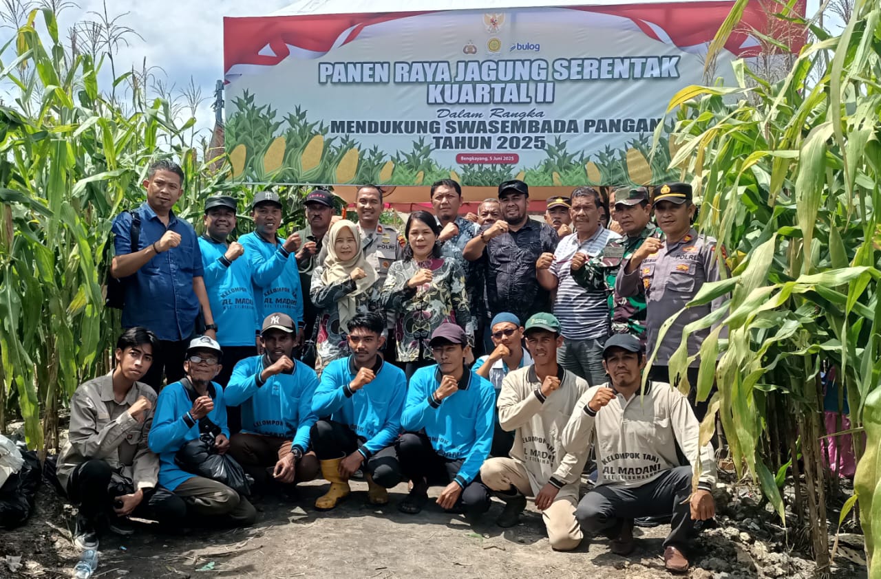 Foto : Waka Polres Dumai, Kompol Rahmadsyah,S.Kom, SIK, MIK didampingi Kepala Dinas Pertanian dan Ketahanan pangan, Mukhlis Suzantri, Kapolsek Medang Kampai, AKP Hermawan, SH, Camat Medang Kampai, Indra Gunawan, S.Sos, M.P, Anggota DPRD Dumai, Yuhandri, S.P dan Lurah Teluk Makmur Zulkifli, SKM, serta Ketua Poktan Al Madani, Faisal Fahmi.