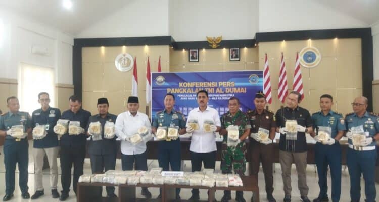 Foto : Konferensi Pers terkait penggagalan penyeludupan narkotika oleh tim gabungan Lanal Dumai di Gedung Wijaya Kusuma Mako Lanal Dumai.