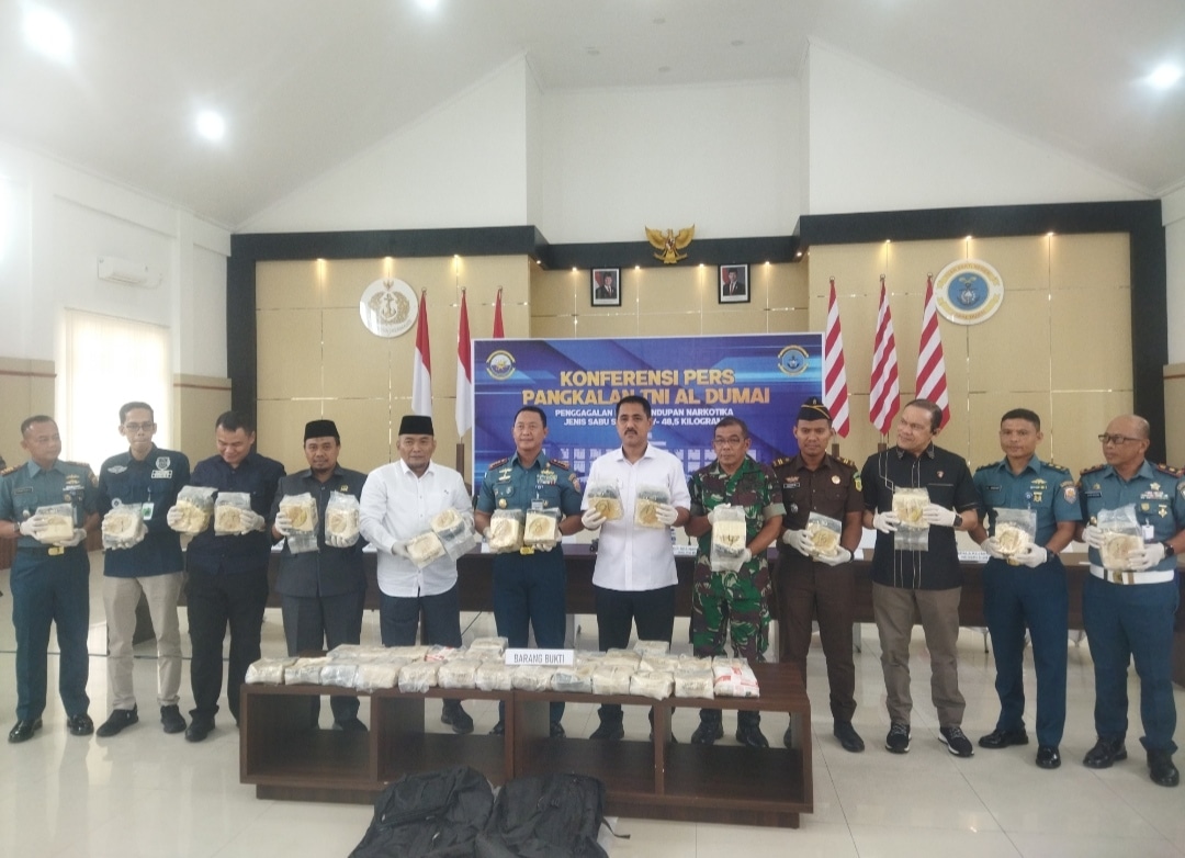 Foto : Konferensi Pers terkait penggagalan penyeludupan narkotika oleh tim gabungan Lanal Dumai di Gedung Wijaya Kusuma Mako Lanal Dumai.