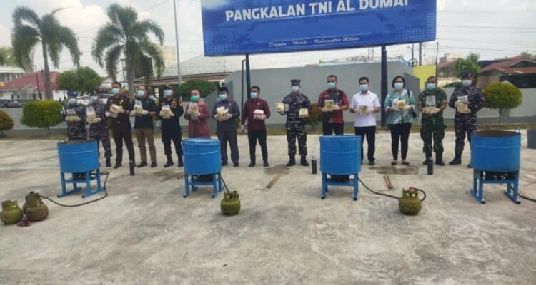Foto : Danlanal Dumai, Kolonel Laut (P) Abdul Haris, S.E., M.M.D.S., bersama pejabat pemangku kepentingan saat pemusnahan barang bukti Narkotika jenis sabu seberat 48,54 Kg.