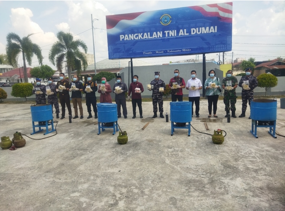 Foto : Danlanal Dumai, Kolonel Laut (P) Abdul Haris, S.E., M.M.D.S., bersama pejabat pemangku kepentingan saat pemusnahan barang bukti Narkotika jenis sabu seberat 48,54 Kg.