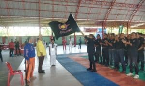 Foto : Ketua KODRAT Kota Dumai Abdul Ghafar, S.STP., M.Si saat mengibarkan bendera Pataka KODRAT pada pelantikan.
