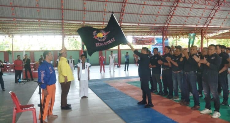 Foto : Ketua KODRAT Kota Dumai Abdul Ghafar, S.STP., M.Si saat mengibarkan bendera Pataka KODRAT pada pelantikan.
