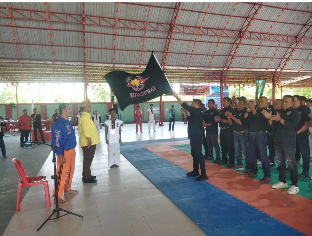 Foto : Ketua KODRAT Kota Dumai Abdul Ghafar, S.STP., M.Si saat mengibarkan bendera Pataka KODRAT pada pelantikan.