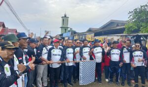 Foto : Pejabat yang hadir bersama panitia dalam jalan santai yang diadakan Kelurahan Tanjung Palas.