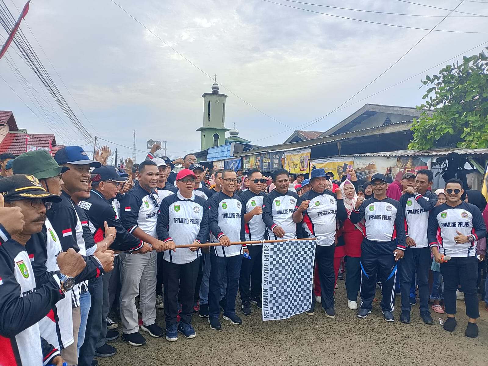Foto : Pejabat yang hadir bersama panitia dalam jalan santai yang diadakan Kelurahan Tanjung Palas.
