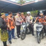 Foto : Kapolsek Dumai Kota IPTU M. Iqbal, S.H., M.H, memasang bendera merah putih secara simbolis.