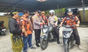 Foto : Kapolsek Dumai Kota IPTU M. Iqbal, S.H., M.H, memasang bendera merah putih secara simbolis.