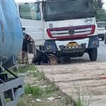 Foto : Mobil Truk perusahaan yang sedang parkir sembarangan di bahu jalan.