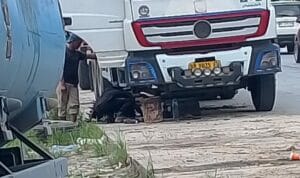 Foto : Mobil Truk perusahaan yang sedang parkir sembarangan di bahu jalan.