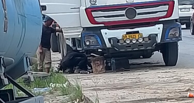 Foto : Mobil Truk perusahaan yang sedang parkir sembarangan di bahu jalan.