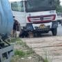 Foto : Mobil Truk perusahaan yang sedang parkir sembarangan di bahu jalan.