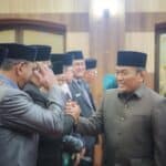 Foto : Wakil Walikota Dumai Sugiyarto memberikan ucapan selamat kepada pejabat Pemko Dumai yang baru dilantik.