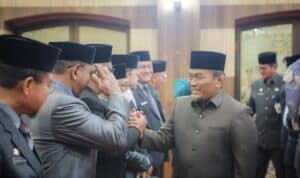 Foto : Wakil Walikota Dumai Sugiyarto memberikan ucapan selamat kepada pejabat Pemko Dumai yang baru dilantik.