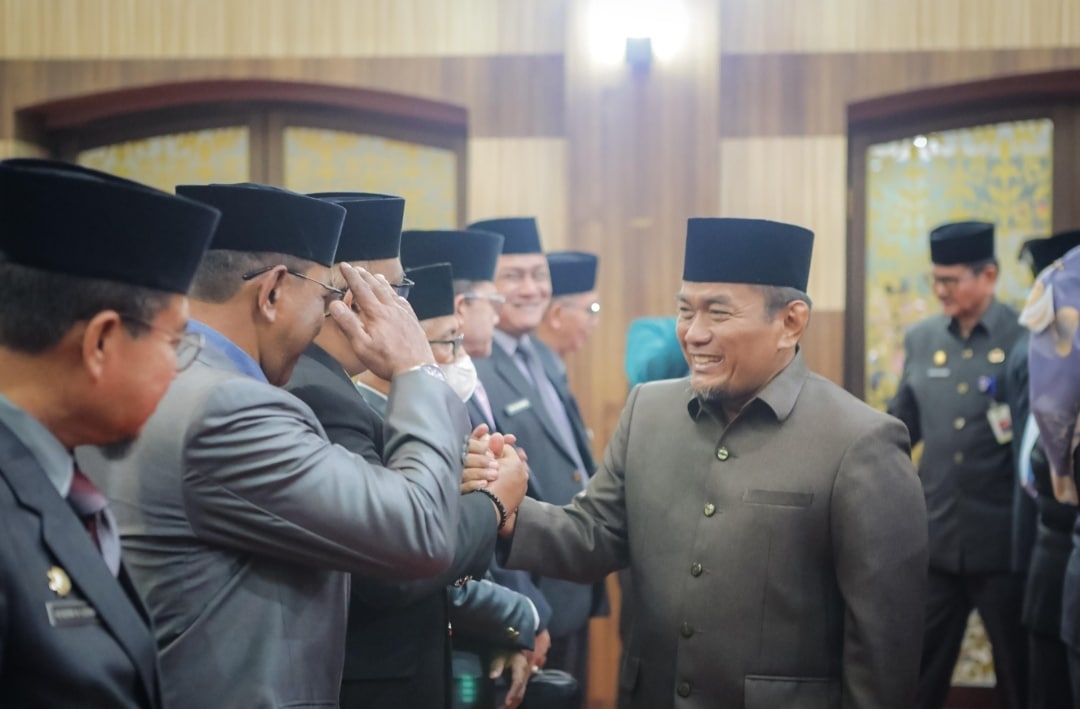 Foto : Wakil Walikota Dumai Sugiyarto memberikan ucapan selamat kepada pejabat Pemko Dumai yang baru dilantik.