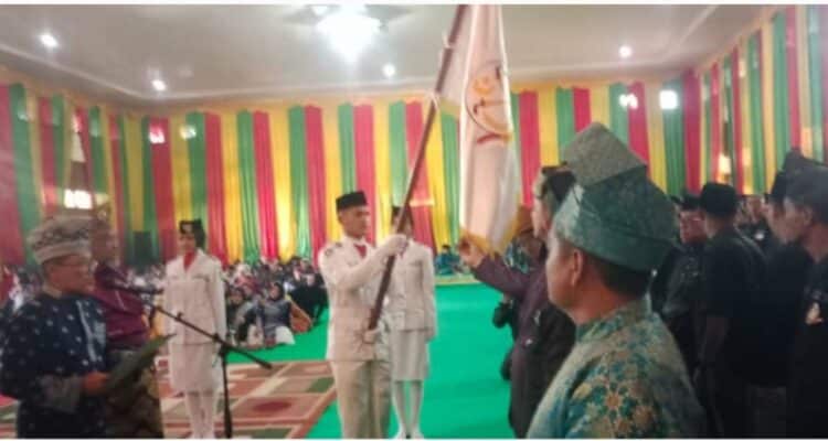 IMG_20250930_102130 Foto : Ketua Dewan Petinggi KMBD Zulkifli AS saat melantik Pengurus KMBD masa bakti 2025-2030.