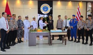 Foto : Kapolres Dumai, AKBP Angga Febrian Herlambang, S.I.K, S.H, bersalaman dengan Kalaksa Lanal Dumai, Letkol Laut (P) Darmawan Wijaksono.
