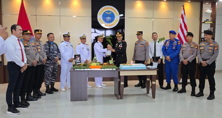 IMG-20251006-WA0001 Foto : Kapolres Dumai, AKBP Angga Febrian Herlambang, S.I.K, S.H, bersalaman dengan Kalaksa Lanal Dumai, Letkol Laut (P) Darmawan Wijaksono.