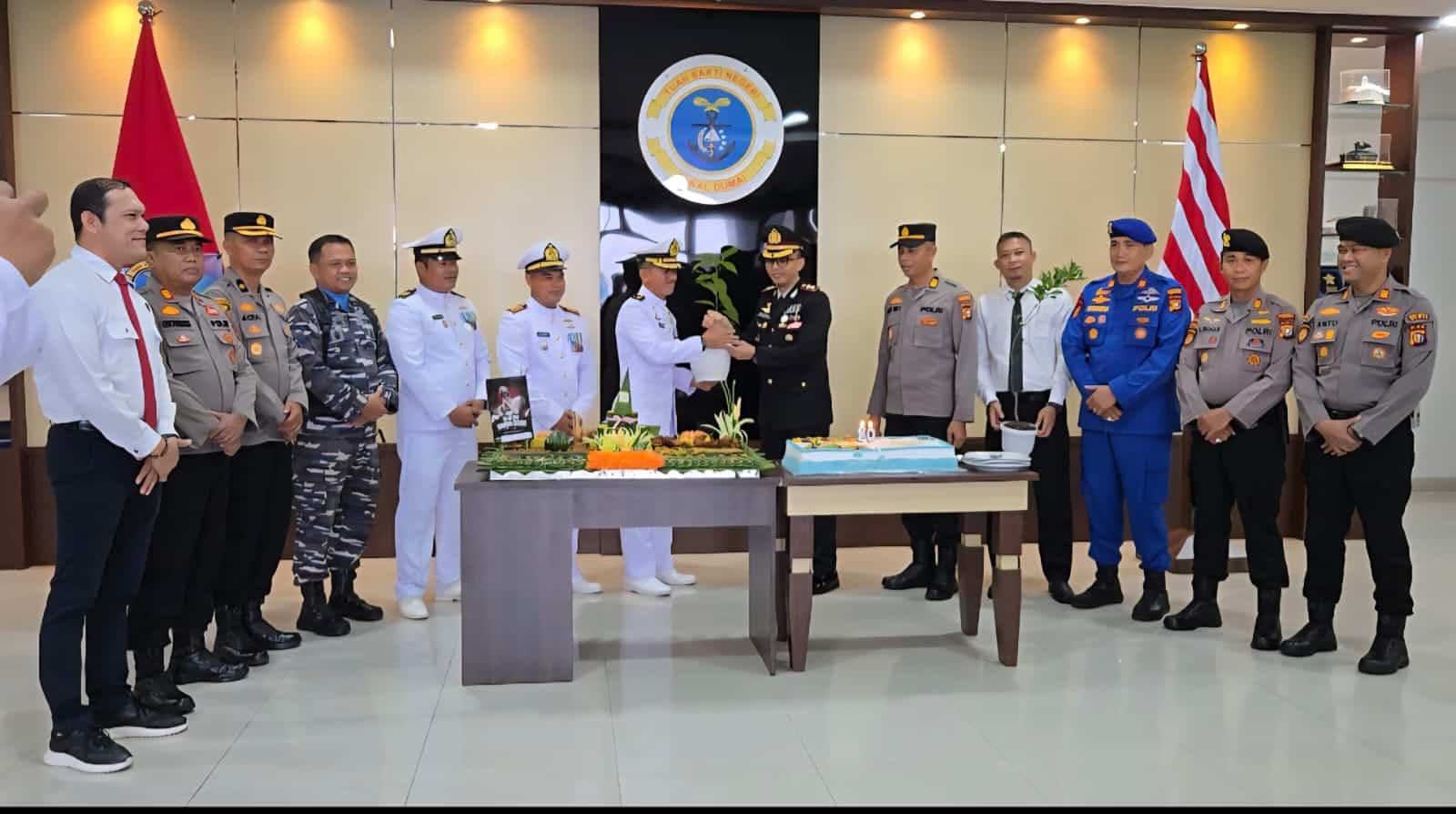 Foto : Kapolres Dumai, AKBP Angga Febrian Herlambang, S.I.K, S.H, bersalaman dengan Kalaksa Lanal Dumai, Letkol Laut (P) Darmawan Wijaksono.