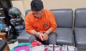 IMG-20251012-WA0013 Foto : Pelaku pembawa sabu yang berinisial MAF (28) beserta barang bukti seberat 1,5 Kg.
