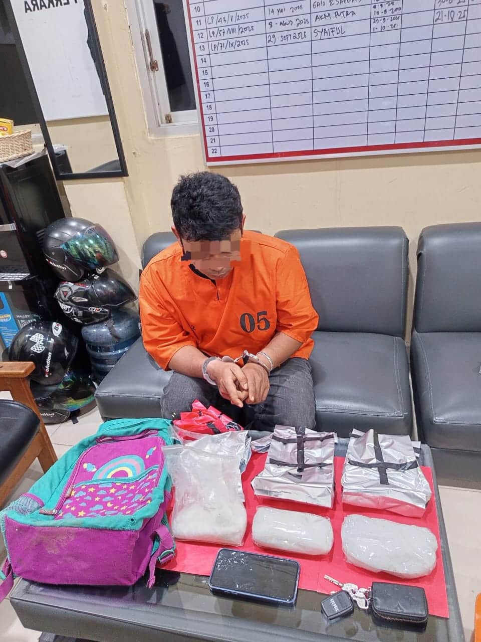 Foto : Pelaku pembawa sabu yang berinisial MAF (28) beserta barang bukti seberat 1,5 Kg.