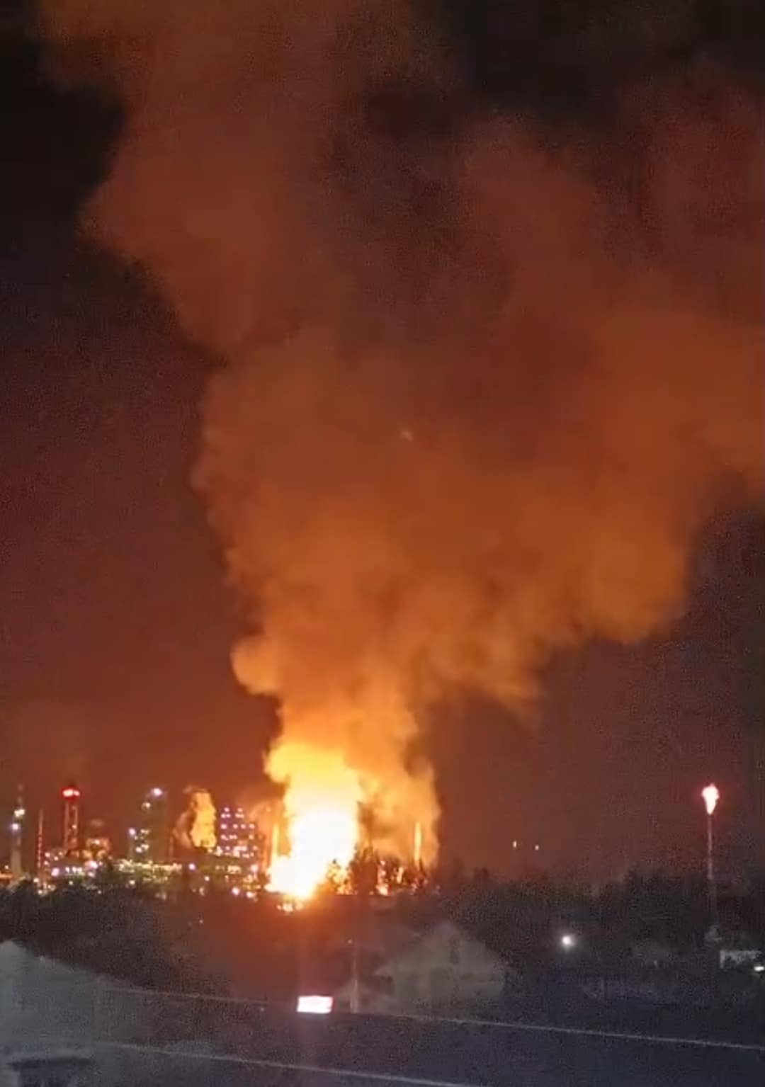 Foto : Tampak dari jauh kobaran api kebakaran di PT. KPI RU II Dumai - Riau.