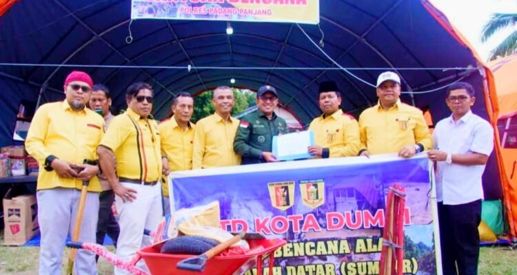 IMG-20251208-WA0029 Foto : Pengurus IKTD dan GETTAR Dumai menyerahkan bantuan kemanusiaan secara simbolis kepada Bupati Tanah Datar.